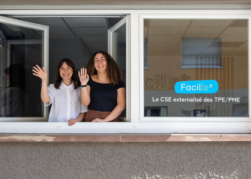 Equipe de CSE externalisé souriante et prête à accompagner clients.